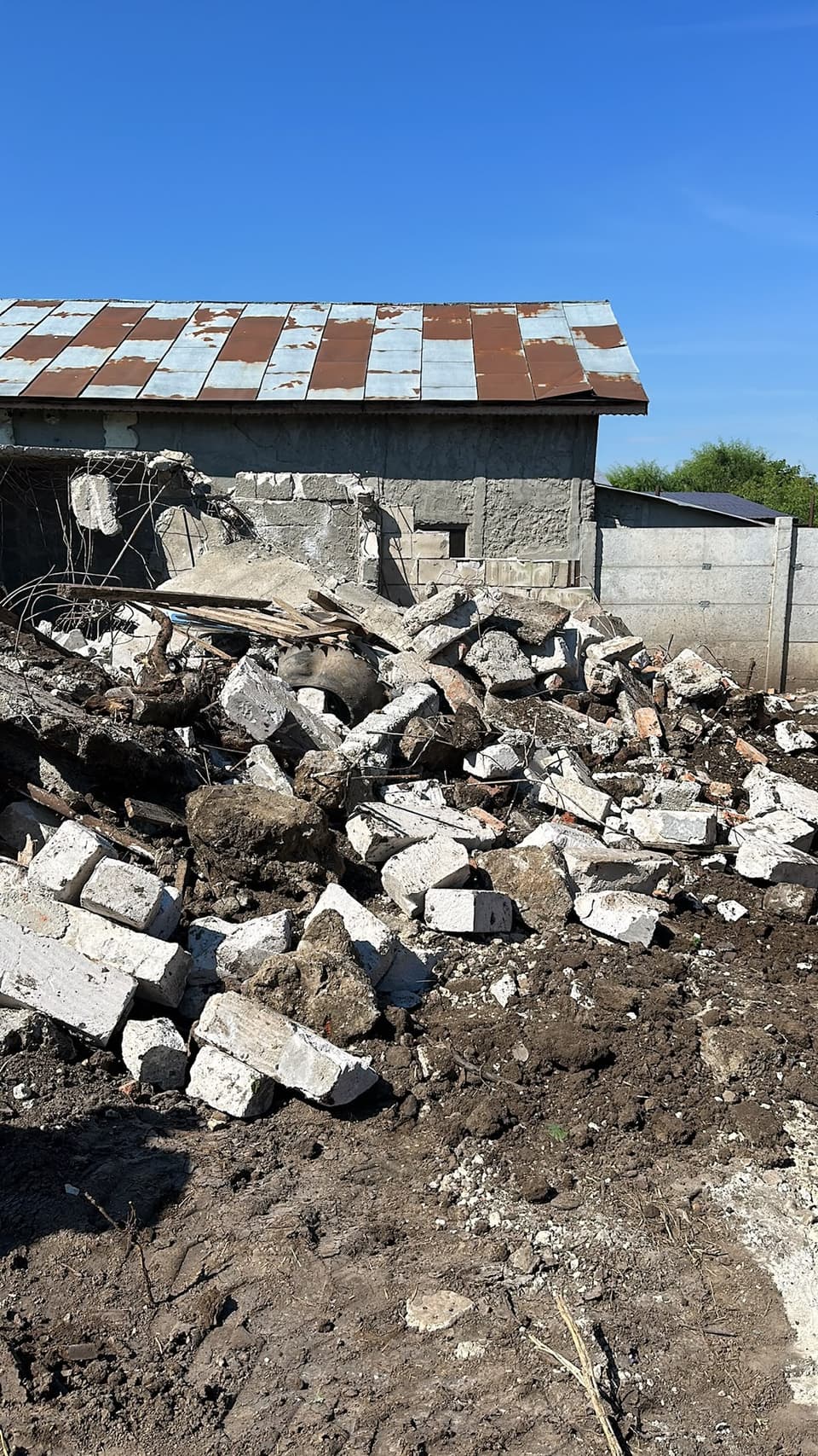 Moloz din blocuri de BCA și beton rezultat din demolarea unei anexe vechi cu acoperiș de tablă